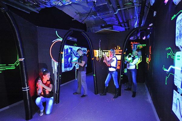 Игра в лазертаг в Чебоксарах. Сервис Ultra Подарки. Купить лазертаг в городе Чебоксарыf. Попробуйте лазерный пейнтбол в лазертаг клубе. Цены на лазертаг. Сервис: UltraPodarki.ru 8 800 505 95 30. Лазертаг в Чебоксарах, купить лазертаг Чебоксары, лазертаг, купить лазертаг, лазерный пейнтбол Чебоксары, лазертаг для детей Чебоксары, лазертаг клуб, лазертаг клуб Чебоксары