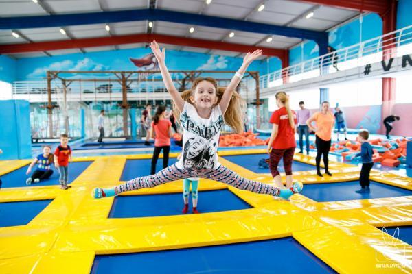 Прыжки в батутном центре в Чебоксарах. Сервис Ultra Подарки. Купить подарочный сертификат на батутный центр. Подарите прыжки на батуте для детей и взрослых в Чебоксарах. Сервис UltraPodarki.ru 8 800 505 95 30. Батутный центр Чебоксары, батутный центр, прыжки на батуте Чебоксары, купить батут Чебоксары, батут, батут Чебоксары