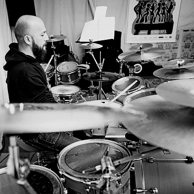 Купить игру на барабанах в Чебоксарах. Сервис Ultra Подарки. Хотите играть на барабанах? Купите сертификат на обучение игре на барабанах в Чебоксарах. Сервис UltraPodarki.ru 8 800 505 95 30. Игра на барабанах, уроки игры на барабанах, обучение игре на барабанах, барабан обучение, играть на барабанах, игра на барабанах сертификат, уроки на барабанах, игра на барабанах в Чебоксарах, уроки игры на барабанах в Чебоксарах, барабаны цена Чебоксары, уроки на барабанах в Чебоксарах