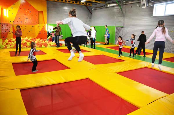 Прыжки в батутном центре в Чебоксарах. Сервис Ultra Подарки. Купить подарочный сертификат на батутный центр. Подарите прыжки на батуте для детей и взрослых в Чебоксарах. Сервис UltraPodarki.ru 8 800 505 95 30. Батутный центр Чебоксары, батутный центр, прыжки на батуте Чебоксары, купить батут Чебоксары, батут, батут Чебоксары