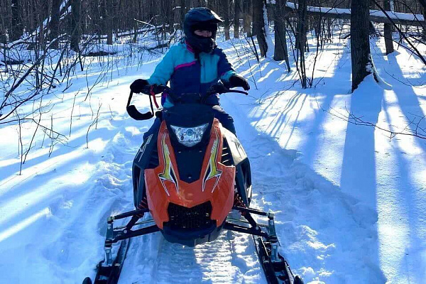 Катание на снегоходах в Чебоксарах в подарок. Сервис Ultra Подарки
. Подарочный сертификат на катание на снегоходах в Чебоксарах с друзьями. Закажите прокат снегоходов в подарок для мужчины по привлекательным ценам. Живописные маршруты для езды на снегоходах это отличная возможность активного отдыха. Сервис UltraPodarki.ru 8 800 505 95 30. катание на снегоходах, подарочный сертификат на катание на снегоходе, прокат снегоходов, прокат снегоходов Чебоксары, катание на снегоходах Чебоксары, езда на снегоходе