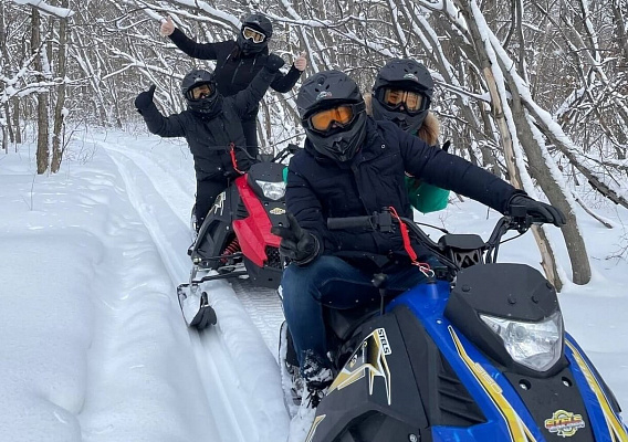 Катание на снегоходах в Чебоксарах в подарок. Сервис Ultra Подарки
. Подарочный сертификат на катание на снегоходах в Чебоксарах с друзьями. Закажите прокат снегоходов в подарок для мужчины по привлекательным ценам. Живописные маршруты для езды на снегоходах это отличная возможность активного отдыха. Сервис UltraPodarki.ru 8 800 505 95 30. катание на снегоходах, подарочный сертификат на катание на снегоходе, прокат снегоходов, прокат снегоходов Чебоксары, катание на снегоходах Чебоксары, езда на снегоходе